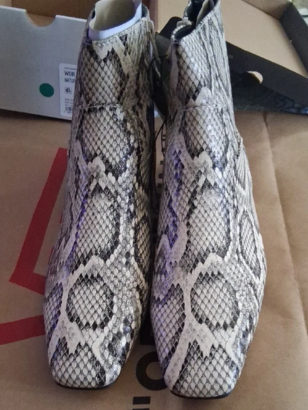 Worthington Snake-Pattern Reptile Hide - Cream & Black